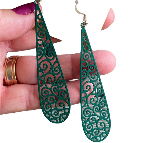 Evergreen Cutout Metal Elongated Teardrop Design Pierced Earrings - Picture 3 of 5